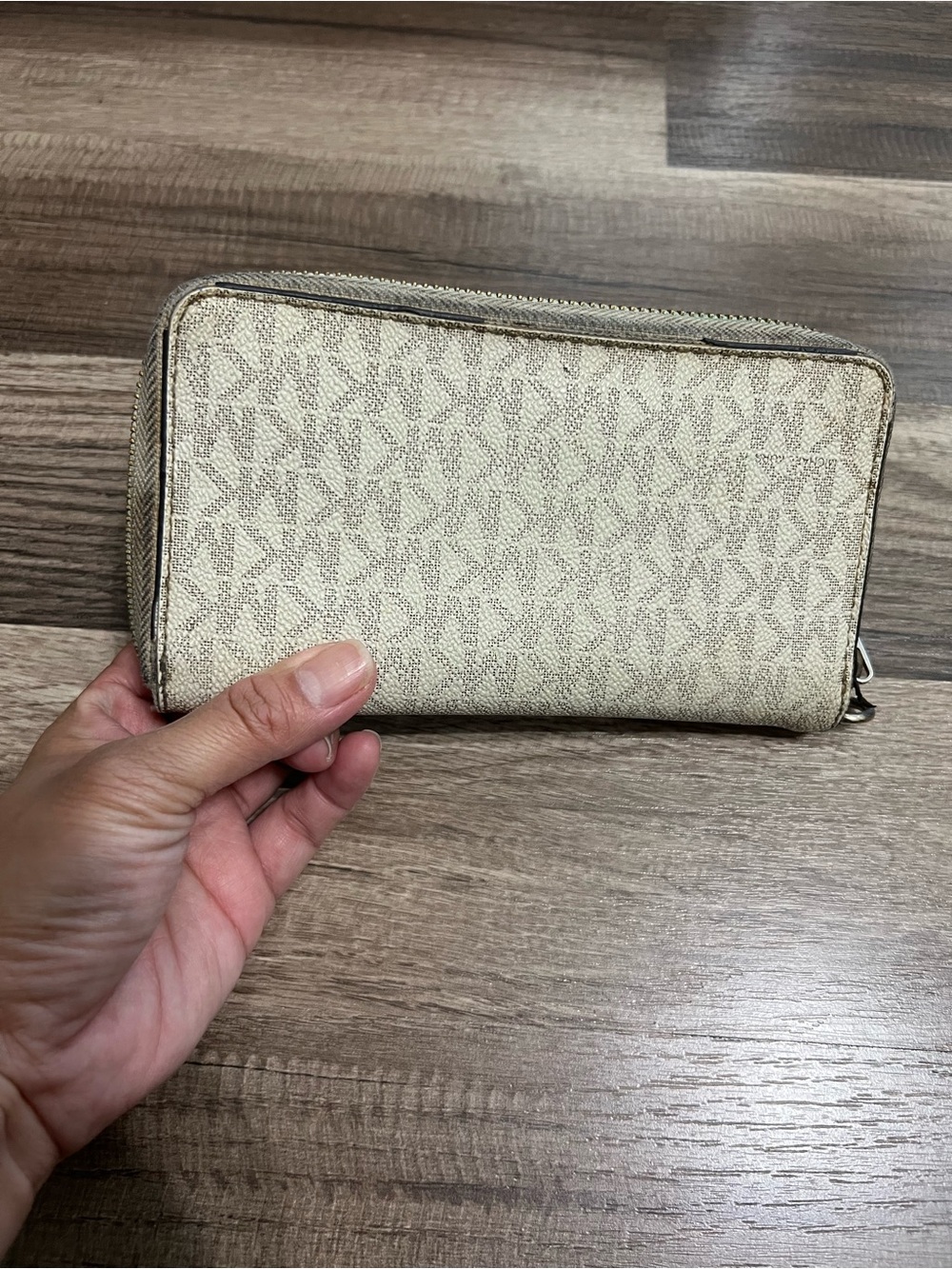 *Rehab* Michael Kors Women’s Beige Signature Zip Wallet - Picture 2 of 7